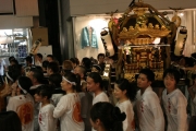 「裏原でお神輿を担ごう」、穏田神社祭礼で商店会が呼びかけ