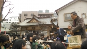 節分、穏田神社などで豆まき 「鬼は外!」と園児らが鬼退治