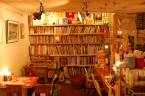 原宿の地下に広がる、非日常への入り口 絵本の読める喫茶店